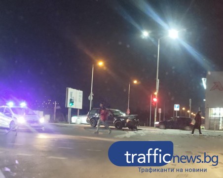 Катастрофа затруднява движението по бул. 