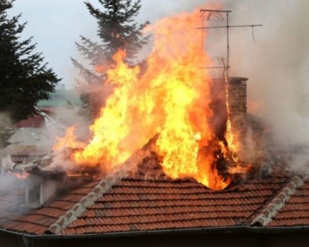 Психично болен запали покрива на училище в Пловдивско