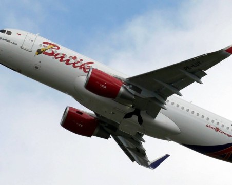 Самолет летя близо половин час без управлението на пилоти