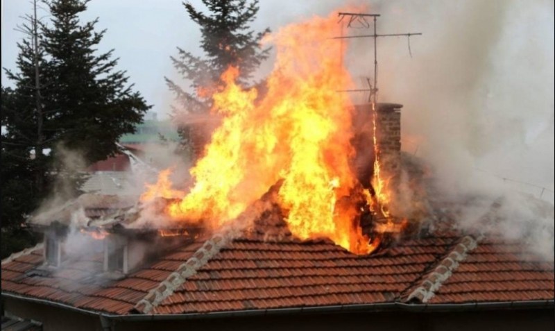 Психично болен запали покрива на училище в Пловдивско