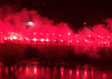 Фенове на футболния клуб Ботев запалиха десетки факли на моста