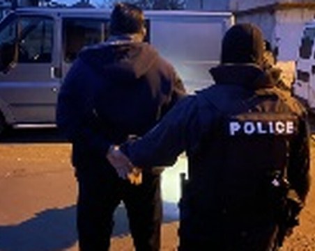 Българи, издирвани в Италия за трафик на хора, са задържани у нас