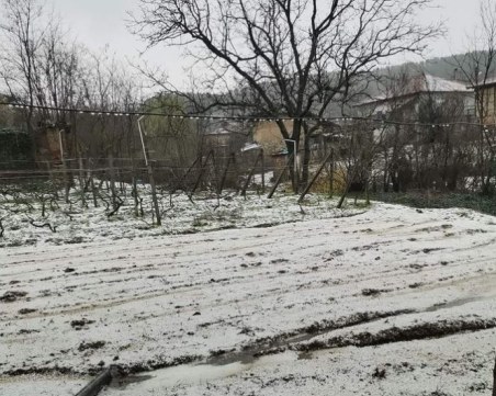 Градушка удари района на Сопот и Карлово