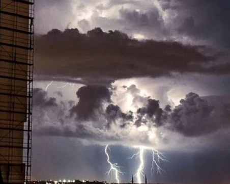 Гръмотевична буря над Пловдив, очаква се да се усили