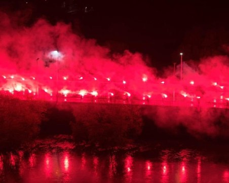По повод 112 години Ботев: Фенове запалиха десетки факли на моста на Панаира