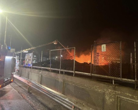 Шест екипа на пожарната са гасили огъня до Бетонния мост, изгорял е покрива на сградата