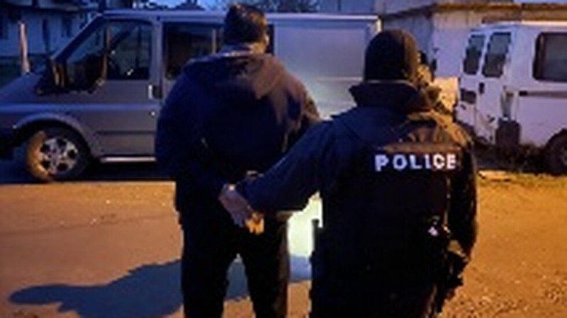 Българи, издирвани в Италия за трафик на хора, са задържани у нас