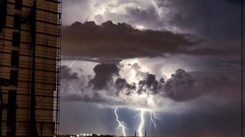 Гръмотевична буря над Пловдив, очаква се да се усили