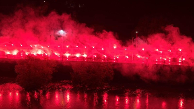 По повод 112 години Ботев: Фенове запалиха десетки факли на моста на Панаира