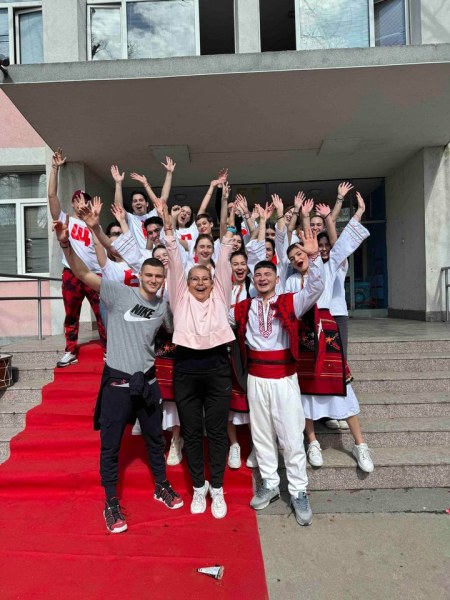 Танцувайки хоро: Ученици от ЕГ поканиха класната си на бала