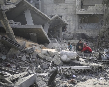 Десетки ранени след бомбардировка над хуманитарен склад в град Рафах