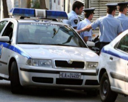 Крадци нахлуха с булдозер в магазин за бижута в Атина, но избягали с празни ръце