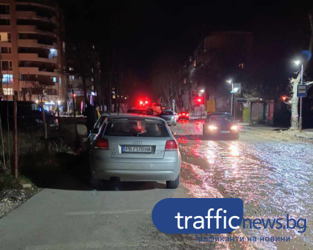 Неправилно паркиране по тротоар в Южен принуждава жители от квартала да газят в кал