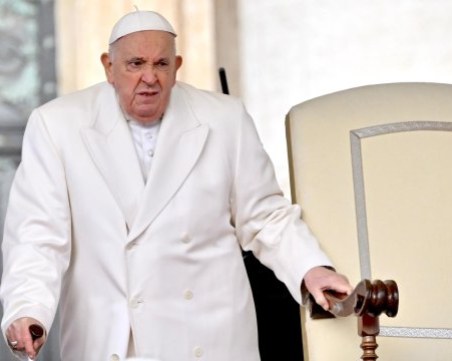 Папа Франциск с нов призив за мир: Толкова младежи губят живота си по време на война