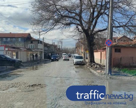 Системно шофьори игнорират правилата и паркират по улица в Шекера, институциите тръгват на проверка