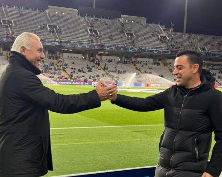 Стоичков поздрави Шави след класирането за четвъртфиналите в ШЛ