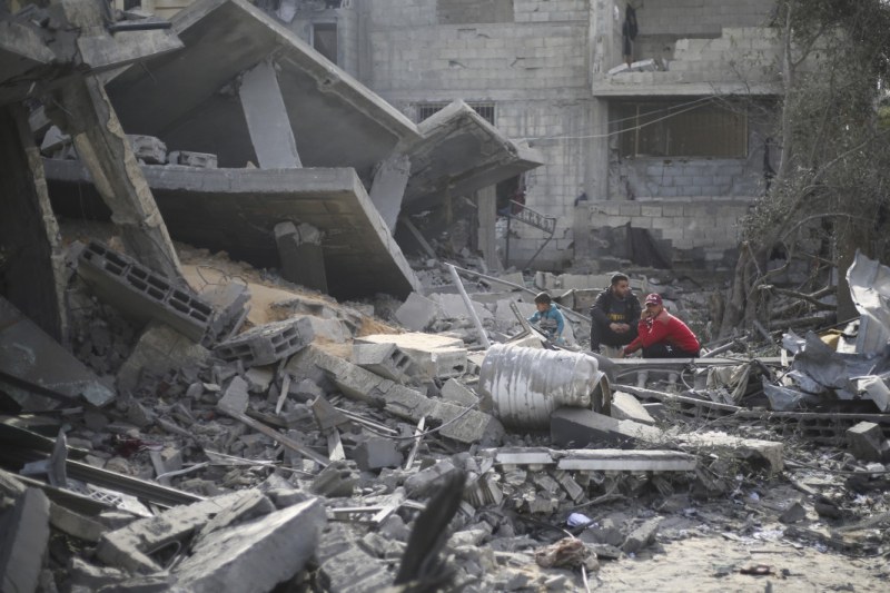 Десетки ранени след бомбардировка над хуманитарен склад в град Рафах