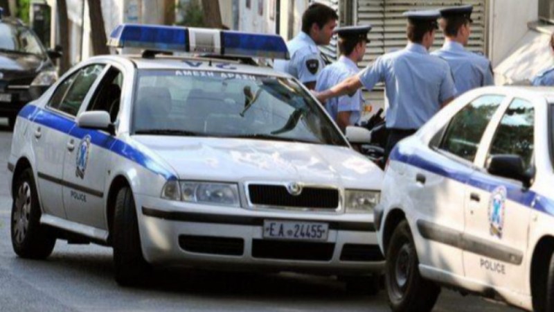 Крадци нахлуха с булдозер в магазин за бижута в Атина, но избягали с празни ръце