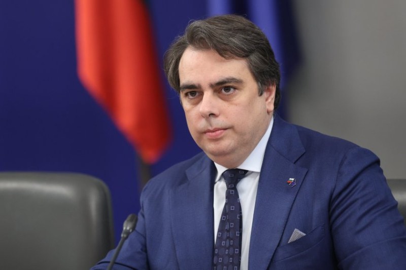 За да не поскъпне токът: ГЕРБ и ДПС искат Асен Василев да пренасочи 1 млрд. лева