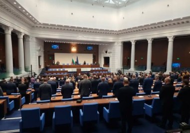 Народното събрание започна днешното си заседание с минута мълчание в