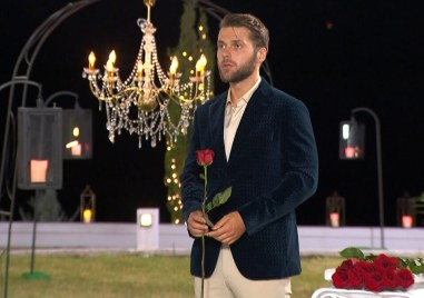 В края на осми епизод Алек раздаде рози на част