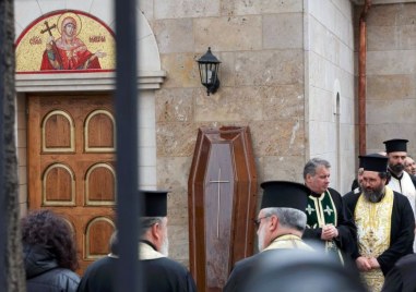 Траурни камбани посрещнаха тленните останки на патриарх Неофит в митрополитския храм  Света