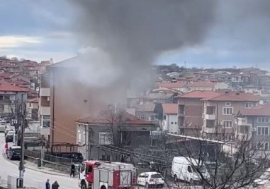 Пожар гори в сграда в Асеновград в този момент Огънят