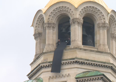 Над Светия Синод е спуснато черно траурно знаме траурно биха