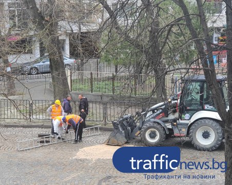 Без да е техен обект: ВиК ремонтираха огромната яма под паваж в центъра на Пловдив