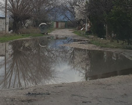 Дъждът превърна улици на пловдивско село в езера, местни негодуват от липсата на инвестиции