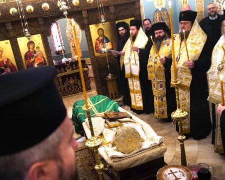 Избират между девет митрополити новия патриарх