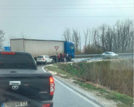 Камион и две коли се блъснаха на Околовръстното на Пловдив