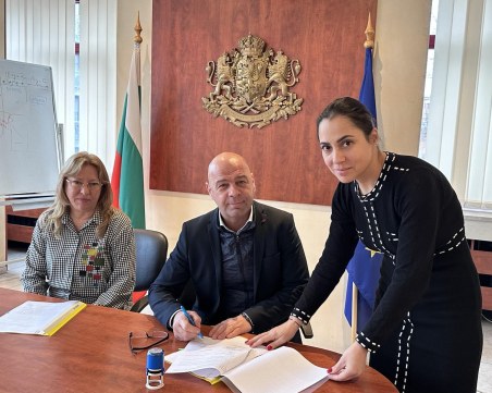 Кметът подписа споразумението за финансиране на кино „Космос