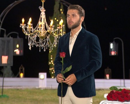 Неочаквано: Ергенът прекрати раздаването на рози и напусна церемонията