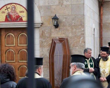 Положиха тленните останки на Патриархa за поклонение в църквата 