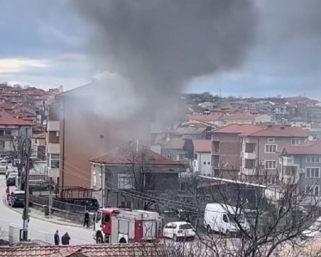 Пожар пламна в къща в Асеновград