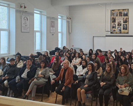 Служители от съда и прокуратурата в Пловдив изнесоха урок пред ученици от Търговската гимназия