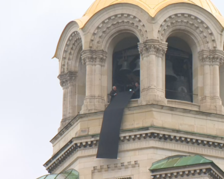 Спуснаха траурни знамена над Светия Синод и храма 