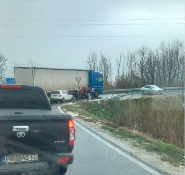 Камион и две коли се блъснаха на Околовръстното на Пловдив