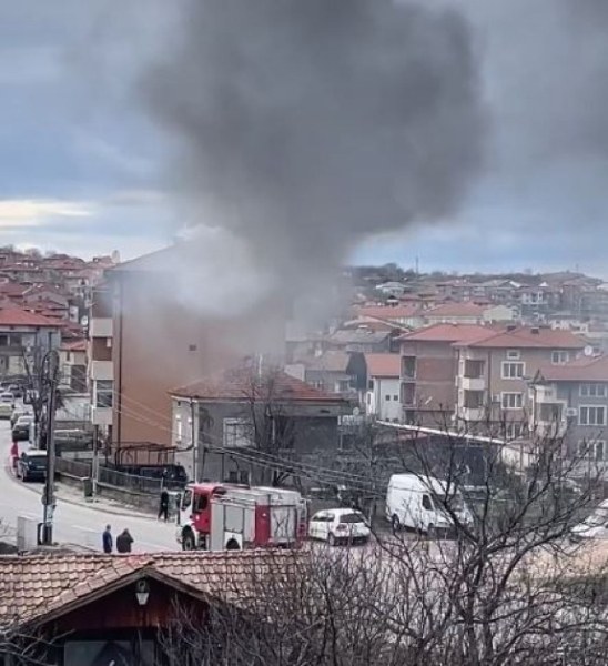 Пожар пламна в къща в Асеновград