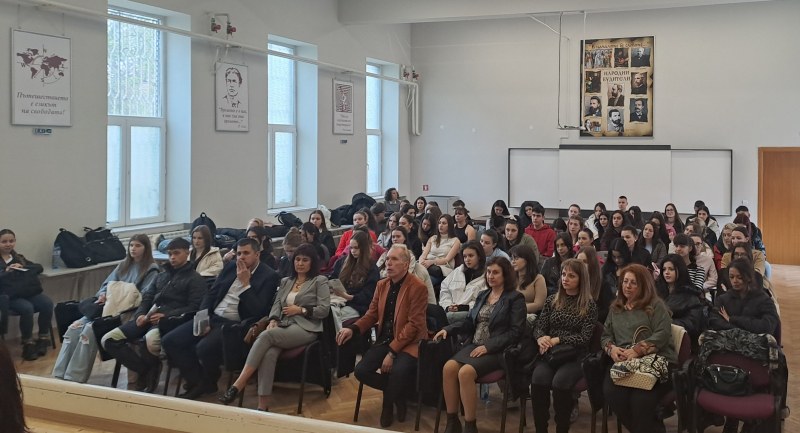 Служители от съда и прокуратурата в Пловдив изнесоха урок пред ученици от Търговската гимназия