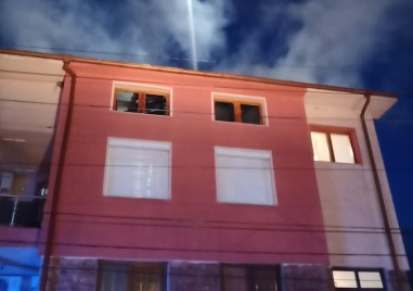 Камина предизвика пожар в 4 етажна къща в село Първенец