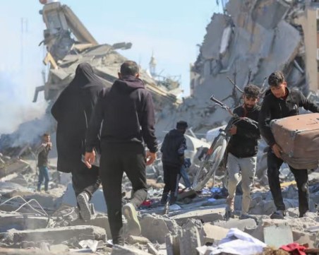 Нови въздушни атаки в Газа! Най-малко 29 загинали, докато чакали хуманитарна помощ