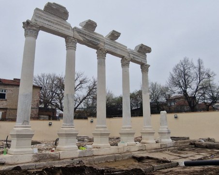 Оживяват: Колоните, капителите, казармените помещения на Източната порта