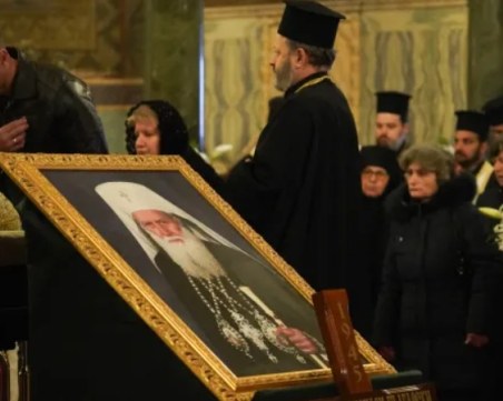 Поклонението: Хиляди чакаха пред храма, за да се сбогуват с патриарх Неофит