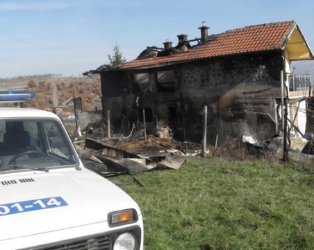 Пожар изпепели навес и дърводелски машини в Бачково