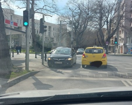 Шофьор паркира безумно в кръстовище в Пловдив