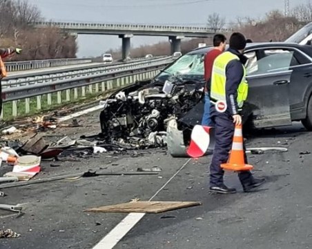 Тежка катастрофа с кола и камион на АМ 