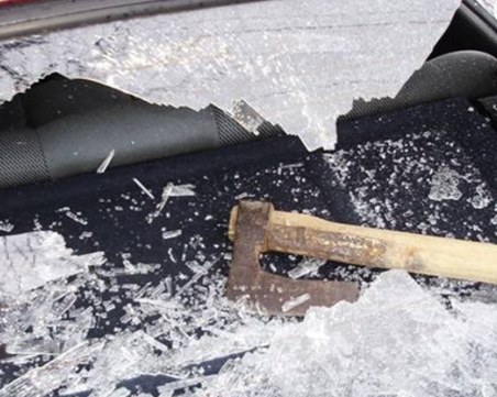 Велинградчанин изпочупи с брадва стъклата на паркиран джип