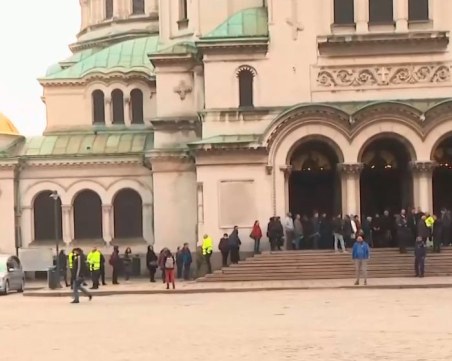 Започна поклонението пред патриарх Неофит